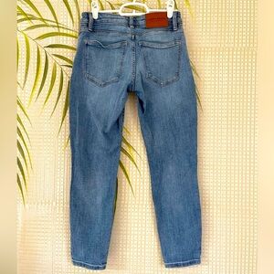 Lucky Brand Low Rise Crop Lolita Jeans Size 27
Light wash
